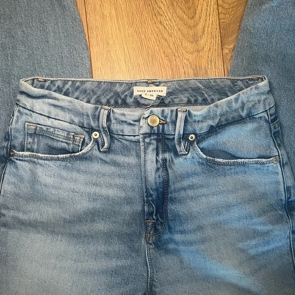 Good American The Weekender Light Blue Denim Jeans - Picture 4 of 9